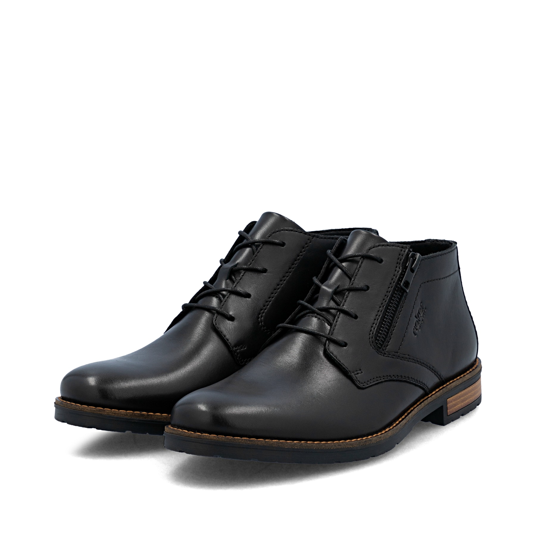 Schwarze Rieker Herren Kurzstiefel 14609-00 aus Glattleder mit Reißverschluss. Schuhpaar seitlich schräg.