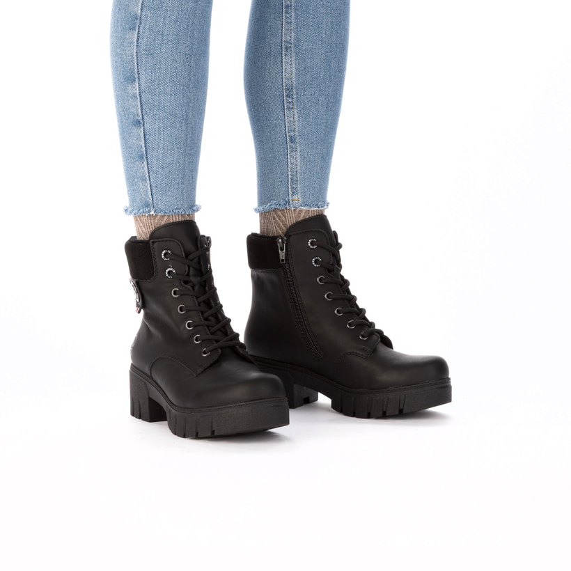 Schwarze Rieker Damen Biker Boots 74532-00 mit einem Reißverschluss. Schuh am Fuß.