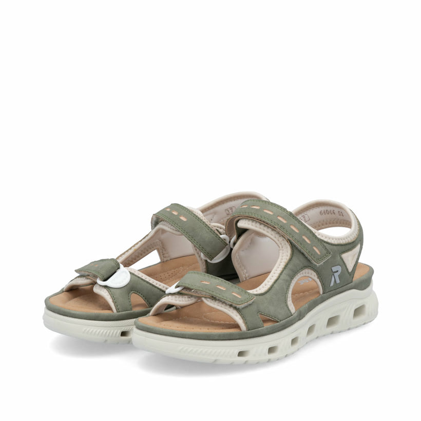 Grüne Rieker Damen Trekkingsandalen 64066-52 mit einem Klettverschluss. Schuhpaar seitlich schräg.