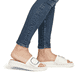Weiße Rieker Damen Pantoletten W1453-80 mit Gummizug sowie trendigen Schnalle. Schuh am Fuß.