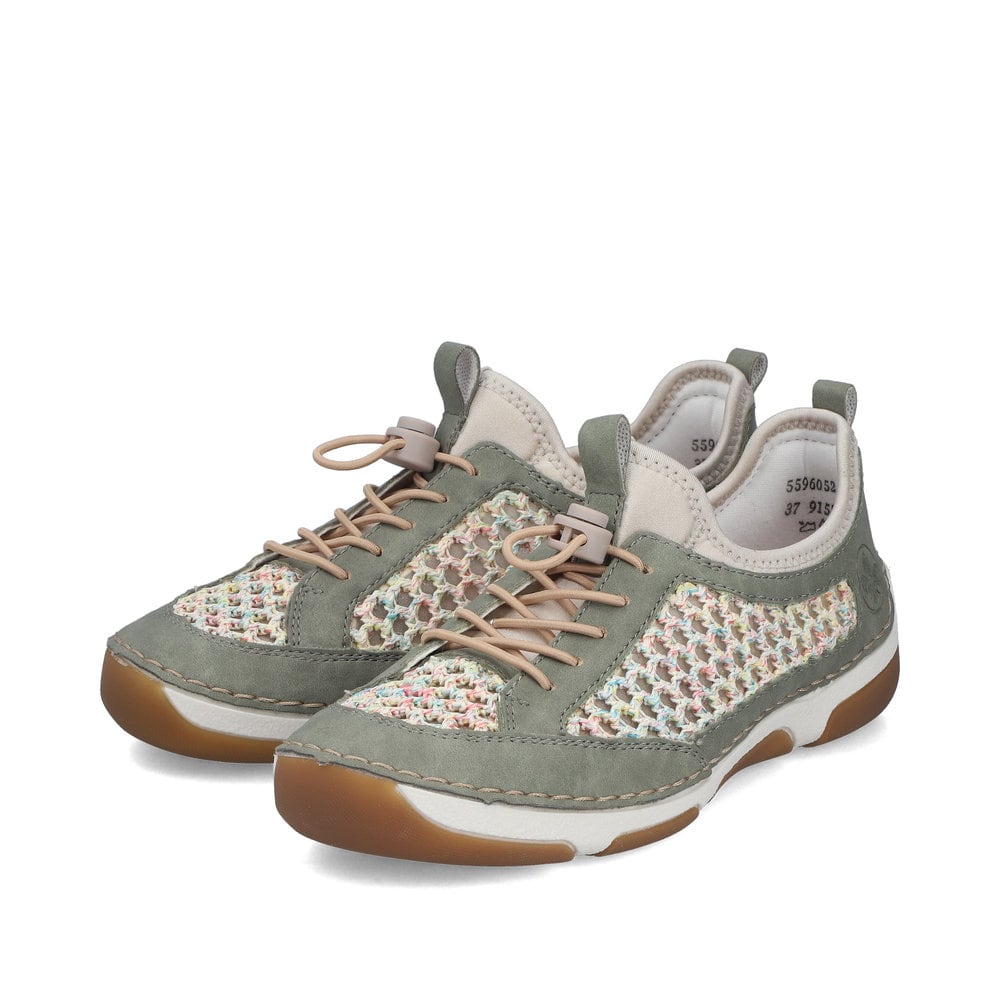 Grüne Rieker Damen Slipper 55960-52 mit Gummizug sowie extra weicher Decksohle. Schuhpaar seitlich schräg.