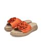 Orangene Rieker Damen Pantoletten V1562-38 mit dekorativer Blume. Schuhpaar seitlich schräg.