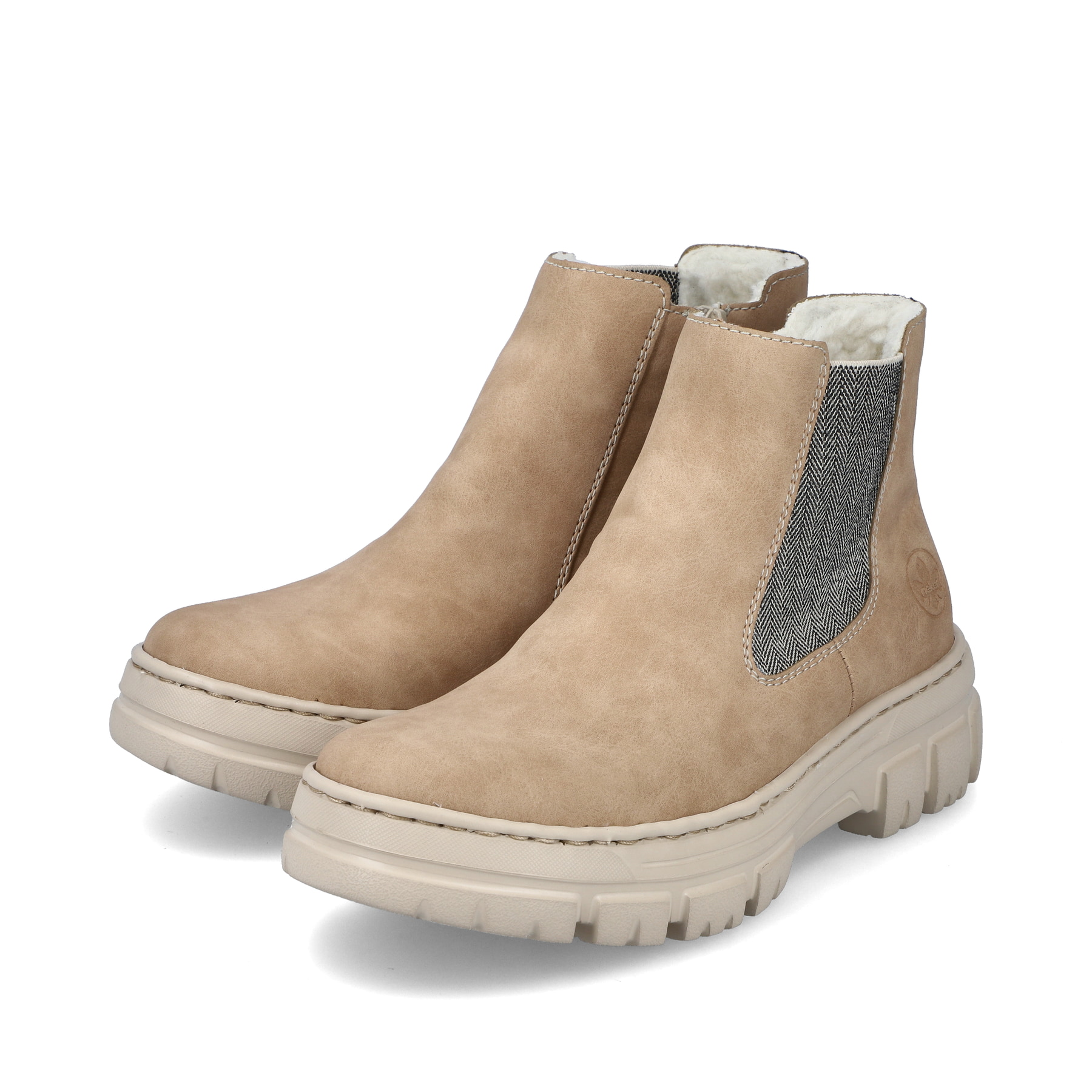 Beige Rieker Damen Chelsea Boots Z7465-60 mit einer flexiblen und ultra leichten Sohle. Schuhpaar schräg.