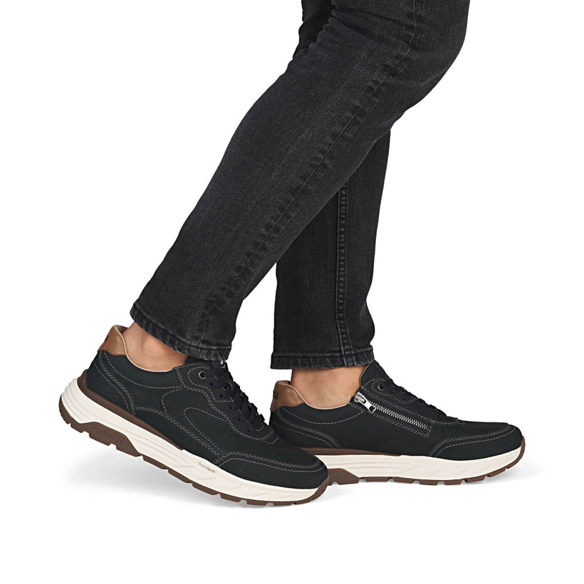 Blaue Rieker Herren Sneaker Low 06100-14 aus Glattleder mit einem Reißverschluss. Schuh am Fuß.