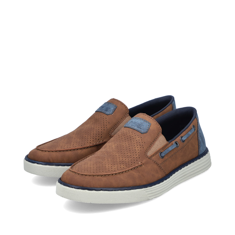 Mocassins marron Rieker pour hommes B2264-24avec une couture moderne et un élastique. Vue latérale inclinée de la paire de chaussures.
