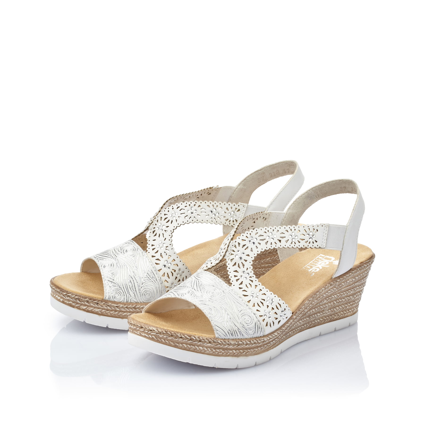 Altweiße Rieker Keilsandaletten 61916-80 mit Elastikeinsatz sowie Löcheroptik. Schuhpaar seitlich schräg.