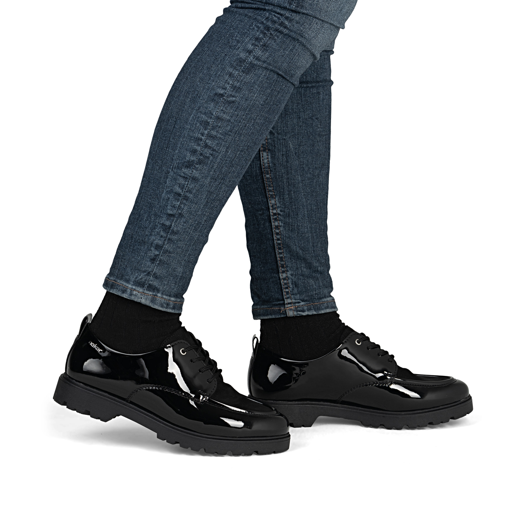 Schwarze Rieker Damen Schnürschuhe 45500-00 mit einer extra weichen Decksohle. Schuh am Fuß.