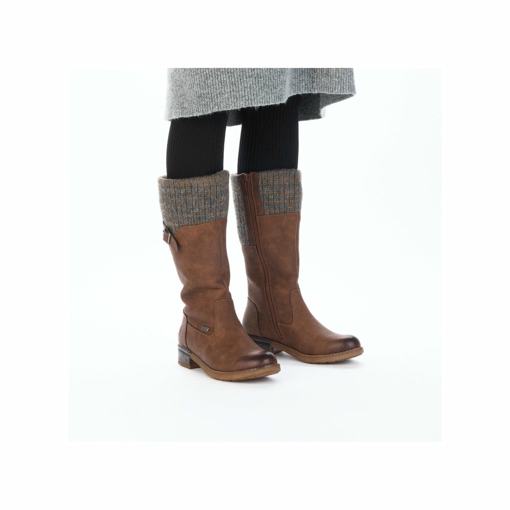 Braune Rieker Damen Hochschaftstiefel 94692-24 mit wasserabweisender TEX-Membran. Schuh am Fuß.