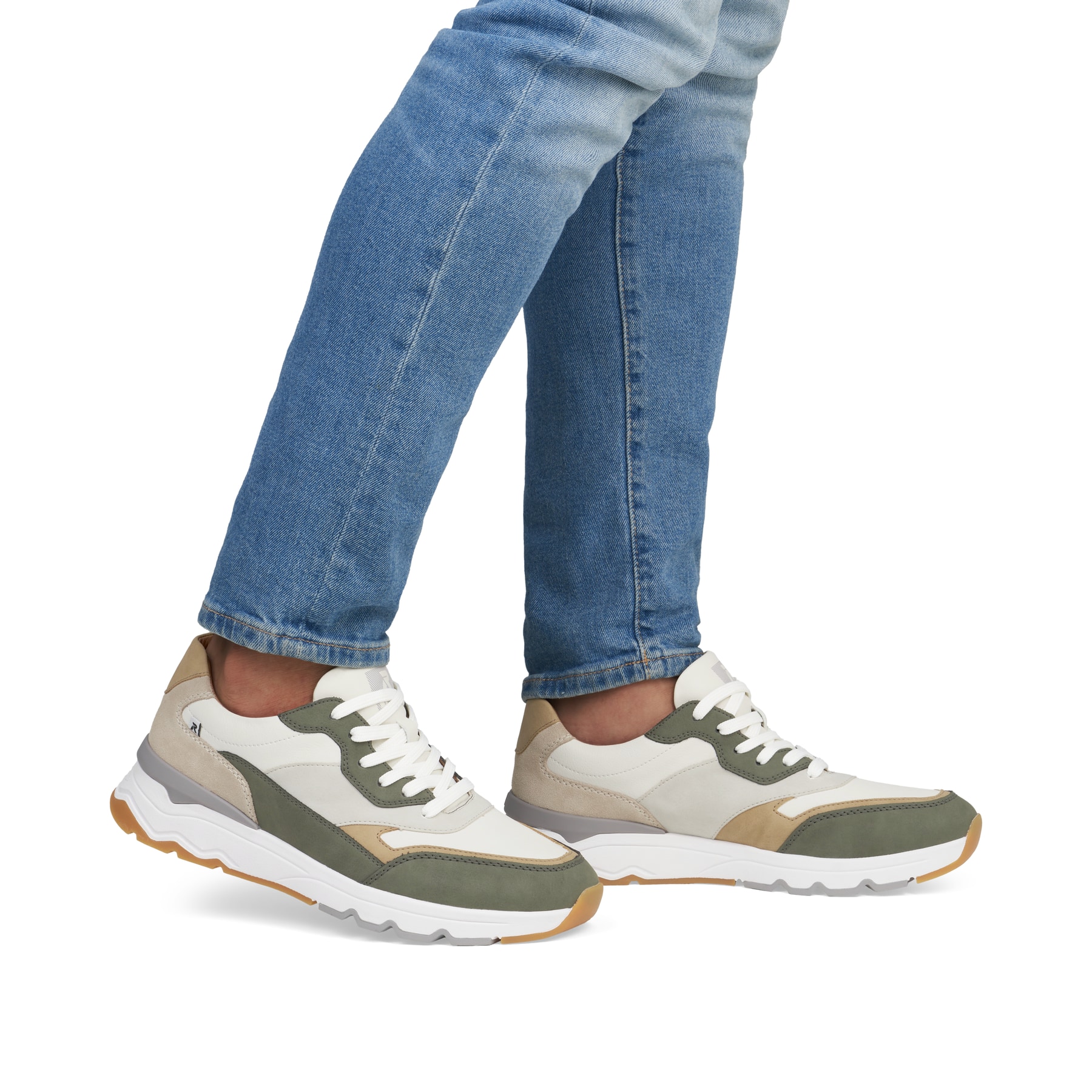 Weiße Rieker Herren Sneaker Low U0906-82 mit Schnürung sowie flexibler Sohle. Schuh am Fuß.
