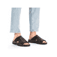 Schwarze Rieker Herren Pantoletten 25093-00 mit Elastikeinsatz sowie Ziernähten. Schuh am Fuß.