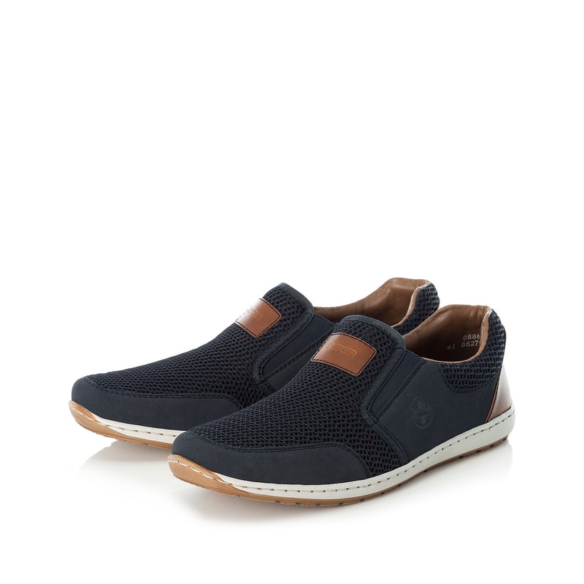 Blaue Rieker Herren Slipper 08869-14 mit Elastikeinsatz sowie Komfortweite G 1/2. Schuhpaar seitlich schräg.