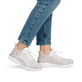 Mehrfarbige Rieker Damen Slipper M5070-90 mit Gummizug sowie ultraleichter Sohle. Schuh am Fuß.