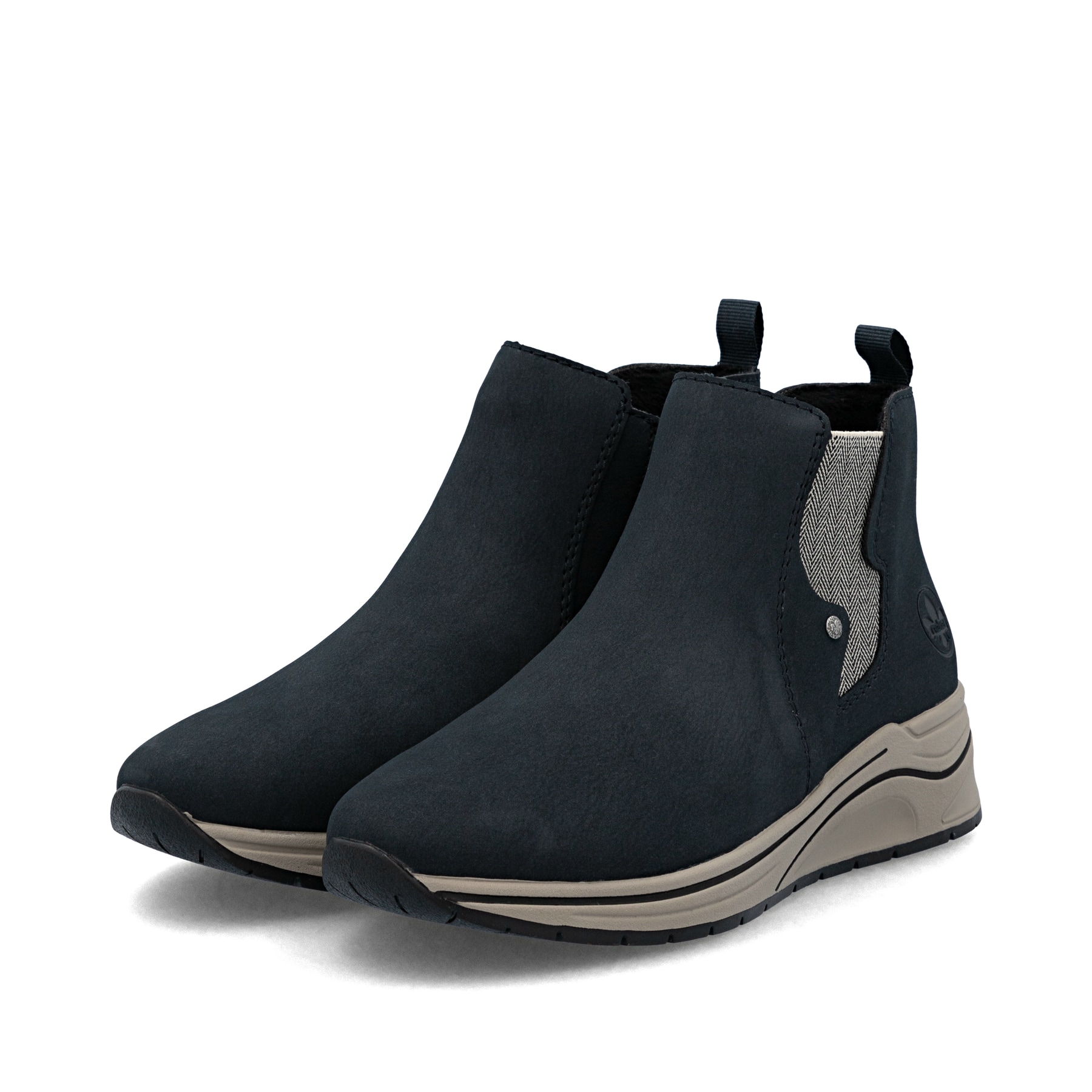 Blaue Rieker Damen Chelsea Boots N9561-14 mit Reißverschluss sowie Extraweite H. Schuhpaar seitlich schräg.