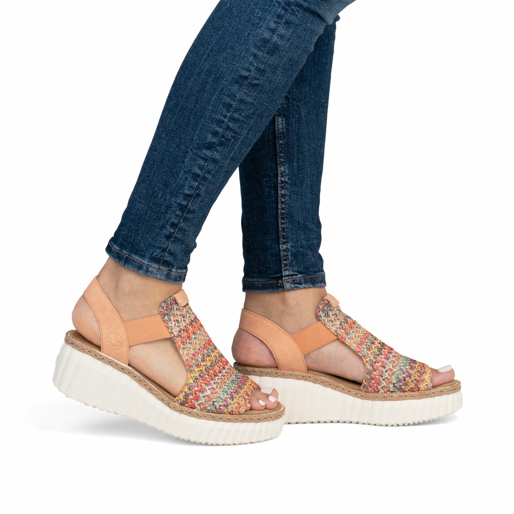 Mehrfarbige Rieker Keilsandaletten 69172-92 mit einem Gummizug. Schuh am Fuß.