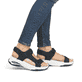 Schwarze vegane Rieker Damen Trekkingsandalen W3151-01 mit einem Klettverschluss. Schuh am Fuß.