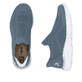 Blaue Rieker Damen Slipper M5072-10 mit Gummizug sowie einer ultraleichten Sohle. Schuh von oben, liegend.