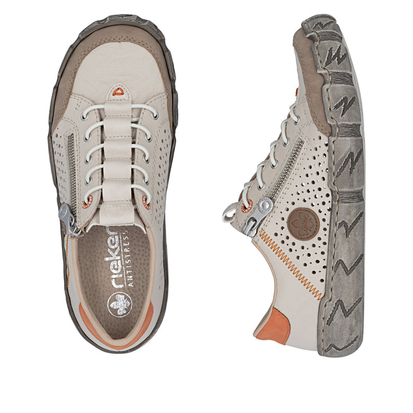 Beige Rieker Damen Slipper L0355-61 aus Glattleder mit eleganten Zierlochungen. Schuh von oben, liegend.