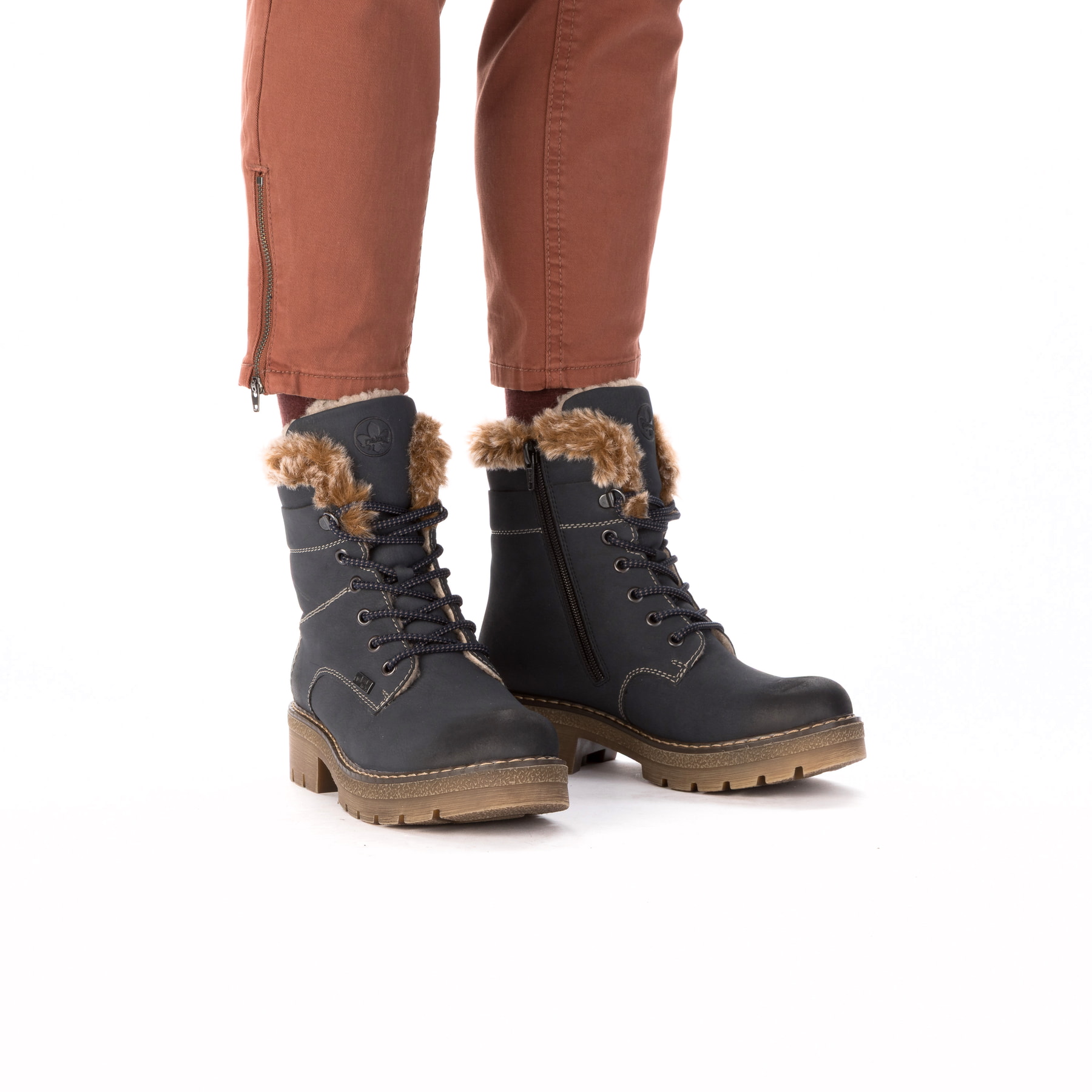 Blaue Rieker Damen Schnürstiefel Y8140-14 mit wasserabweisender TEX-Membran. Schuh am Fuß.