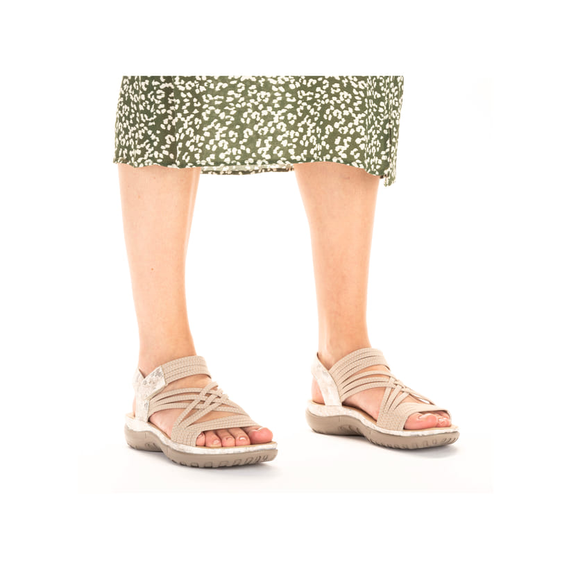 Beige Rieker Damen Trekkingsandalen 64888-60 mit einem Klettverschluss. Schuh am Fuß.