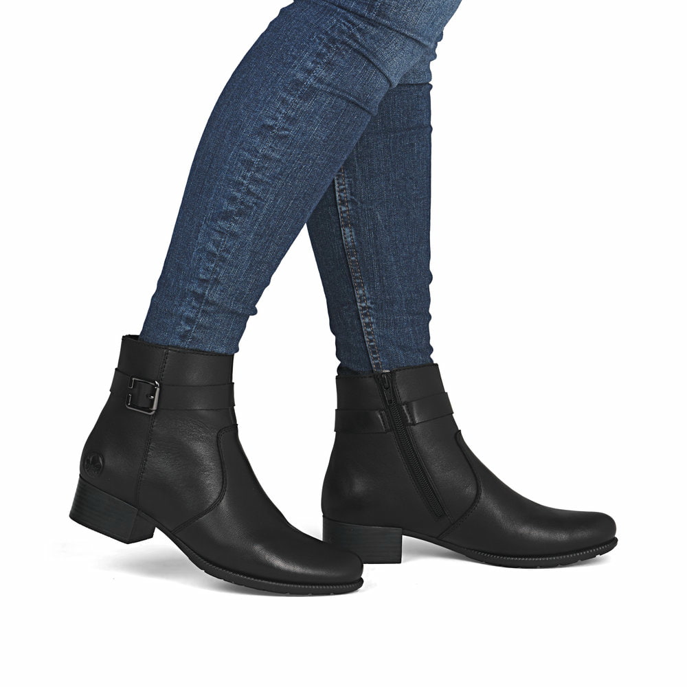 Schwarze Rieker Damen Stiefeletten 78664-00 aus Glattleder mit Reißverschluss. Schuh am Fuß.