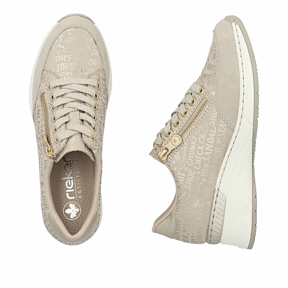 Baskets basses Rieker beiges pour femme N4316-62 avec finition métallisée. Chaussure vue de dessus, couchée.