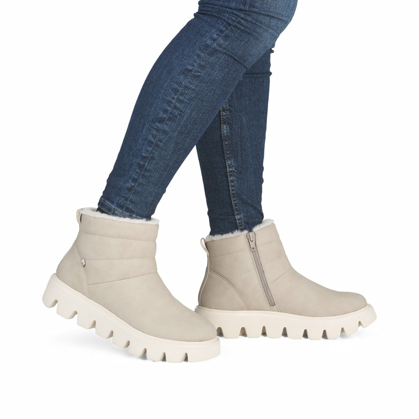 Beige Rieker Damen Kurzstiefel W2070-62 aus Glattleder mit einem Reißverschluss. Schuh am Fuß.