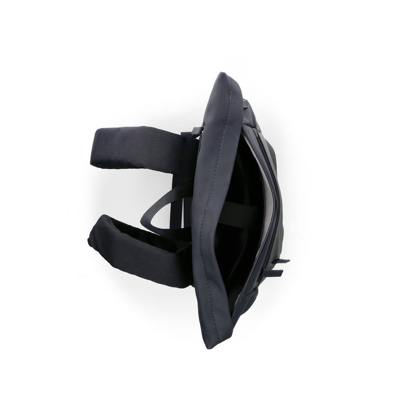 Sac à dos Rieker H5101-54 vert avec fermeture éclair, compartiment rembourré pour ordinateur portable et bretelles ajustable. Ouvert.
