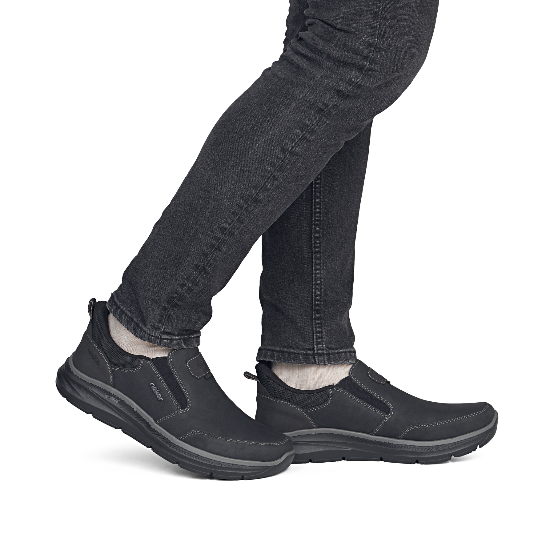 Schwarze Rieker Herren Slipper B1851-00 mit Ready2GO Schnell-Anziehfunktion. Schuh am Fuß.