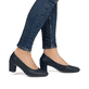 Blaue Rieker Pumps 41057-14 mit Gummizug sowie einer extra weichen Decksohle. Schuh am Fuß.
