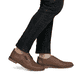 Braune Rieker Herren Schnürschuhe 13439-26 mit der Komfortweite G. Schuh am Fuß.