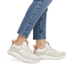 Weiße Rieker Damen Sneaker Low W2501-80 mit einer Schnürung. Schuh am Fuß.