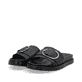 Schwarze Rieker Damen Pantoletten W1453-00 mit Gummizug sowie trendigen Schnalle. Schuhpaar seitlich schräg.