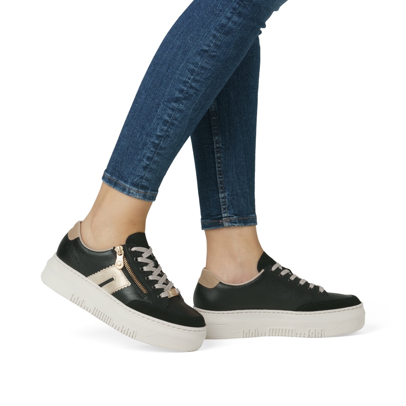 Schwarze Rieker Damen Sneaker Low M1912-00 mit einem Reißverschluss. Schuh am Fuß.