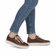 Braune Rieker Damen Sneaker Low M2940-22 aus Glattleder mit einem Reißverschluss. Schuh am Fuß.