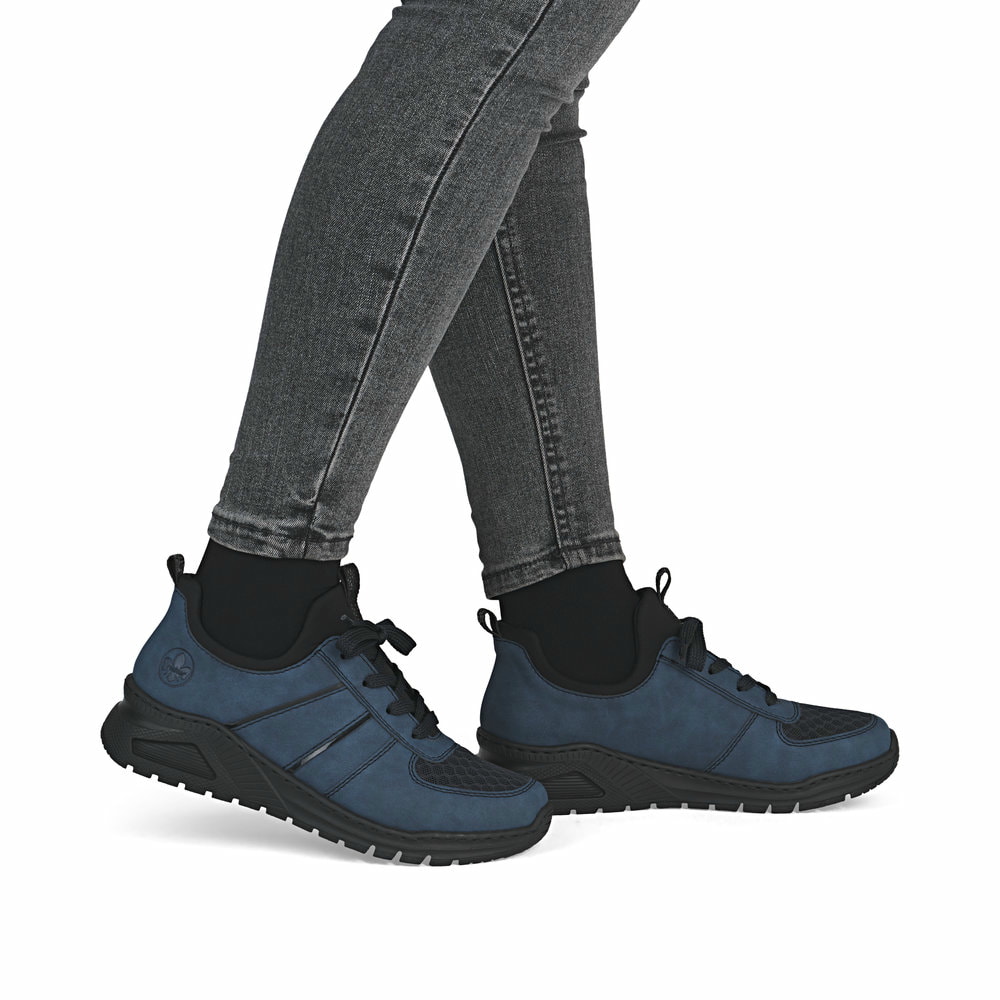 Mocassins Rieker bleus pour femme M4970-14 avec bande élastique. Chaussure au pied.