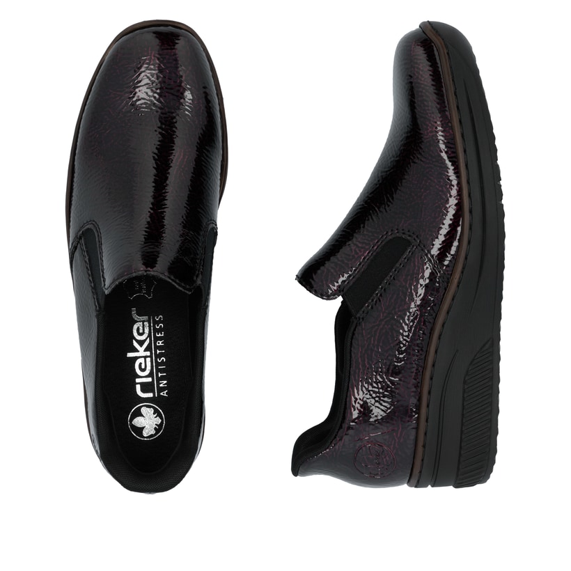 Rote Rieker Damen Slipper 48761-35 mit einem Gummizug sowie schmaler Passform E. Schuh von oben, liegend.