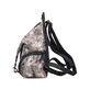 Rieker Rucksack H1055-96 in Metallic mit Textprint, Reißverschluss, Handyfach und praktischem Karabiner. Linksseitig.