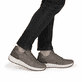 Beige Rieker Herren Sneaker Low 11504-64 mit Reißverschluss sowie Extraweite H. Schuh am Fuß.