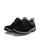 Schwarze Rieker Herren Slipper 03656-00 mit easy Hineinschlüpf-Möglichkeit. Schuhpaar seitlich schräg.