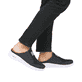 Blaue Rieker Herren Clogs B7390-14 mit einem Gummizug sowie Komfortweite G 1/2. Schuh am Fuß.