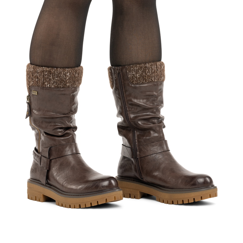 Dunkelbraune Rieker Damen Hochschaftstiefel 92984-25 mit modischer Faltenoptik. Schuh am Fuß.