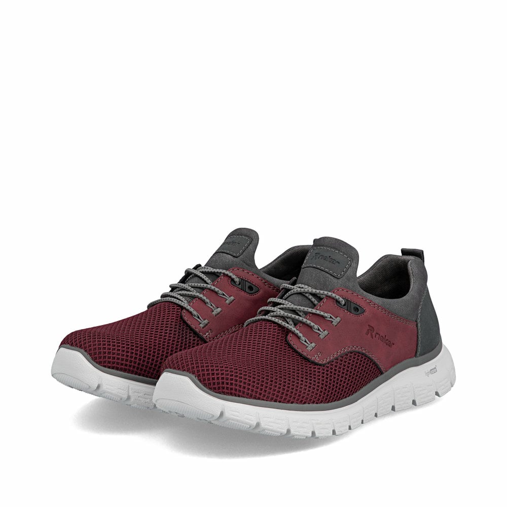 Rote Rieker Herren Slipper B6652-35 mit einem Gummizug sowie der Komfortweite G. Schuhpaar seitlich schräg.