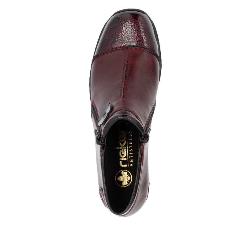 Weinrote Rieker Damen Kurzstiefel 58388-36 aus Glattleder mit dekorativer Blume. Schuh von oben.