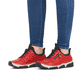 
Erdbeerrote Rieker Damen Slipper 45951-33 mit einer schockabsorbierenden Sohle. Schuh am Fuß