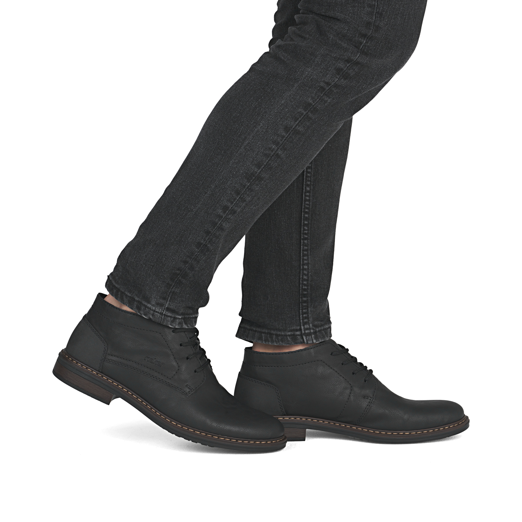 Tiefschwarze Rieker Herren Schnürschuhe 17604-00 mit einer schockabsorbierenden Sohle. Schuh am Fuß