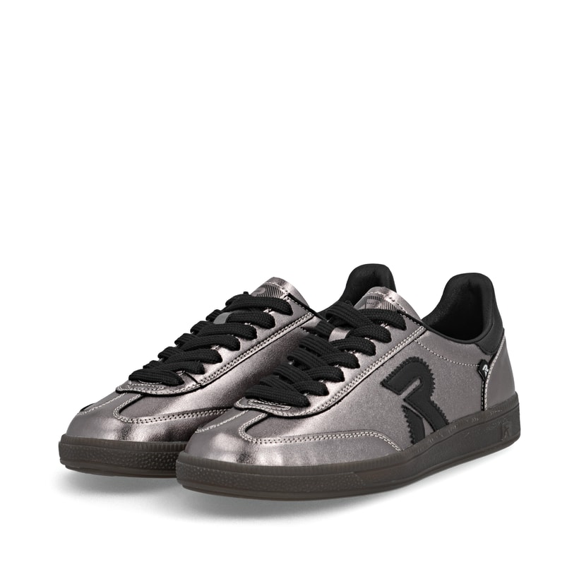 Silberne Rieker Damen Sneaker Low W2200-91 mit einer Schnürung. Schuhpaar seitlich schräg.
