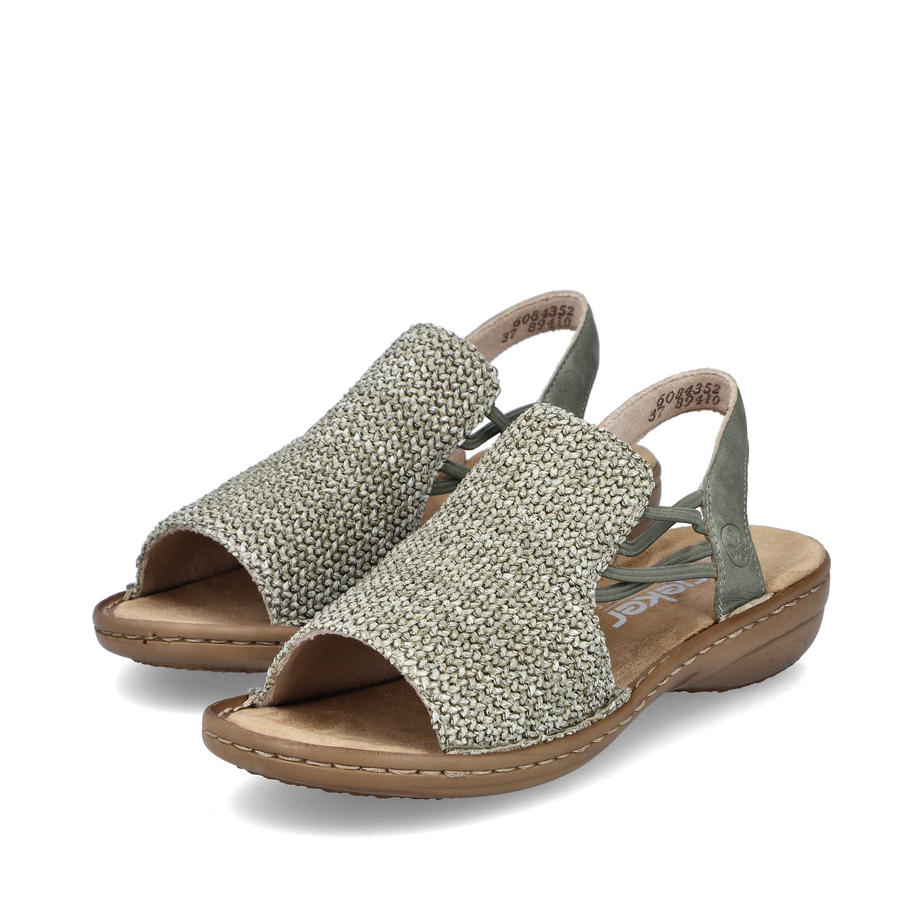 Grüne Rieker Damen Riemchensandalen 60843-52 mit einem Gummizug. Schuhpaar seitlich schräg.