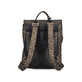 Rieker Rucksack H1357-24 in Animalprint mit bunten Details, Reißverschluss und Handyfach. Rückseite.
