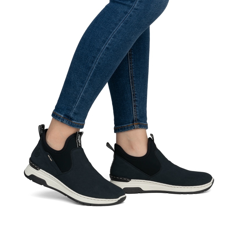 
Marineblaue Rieker Damen Slipper M0053-14 mit einer schockabsorbierenden Sohle. Schuh am Fuß