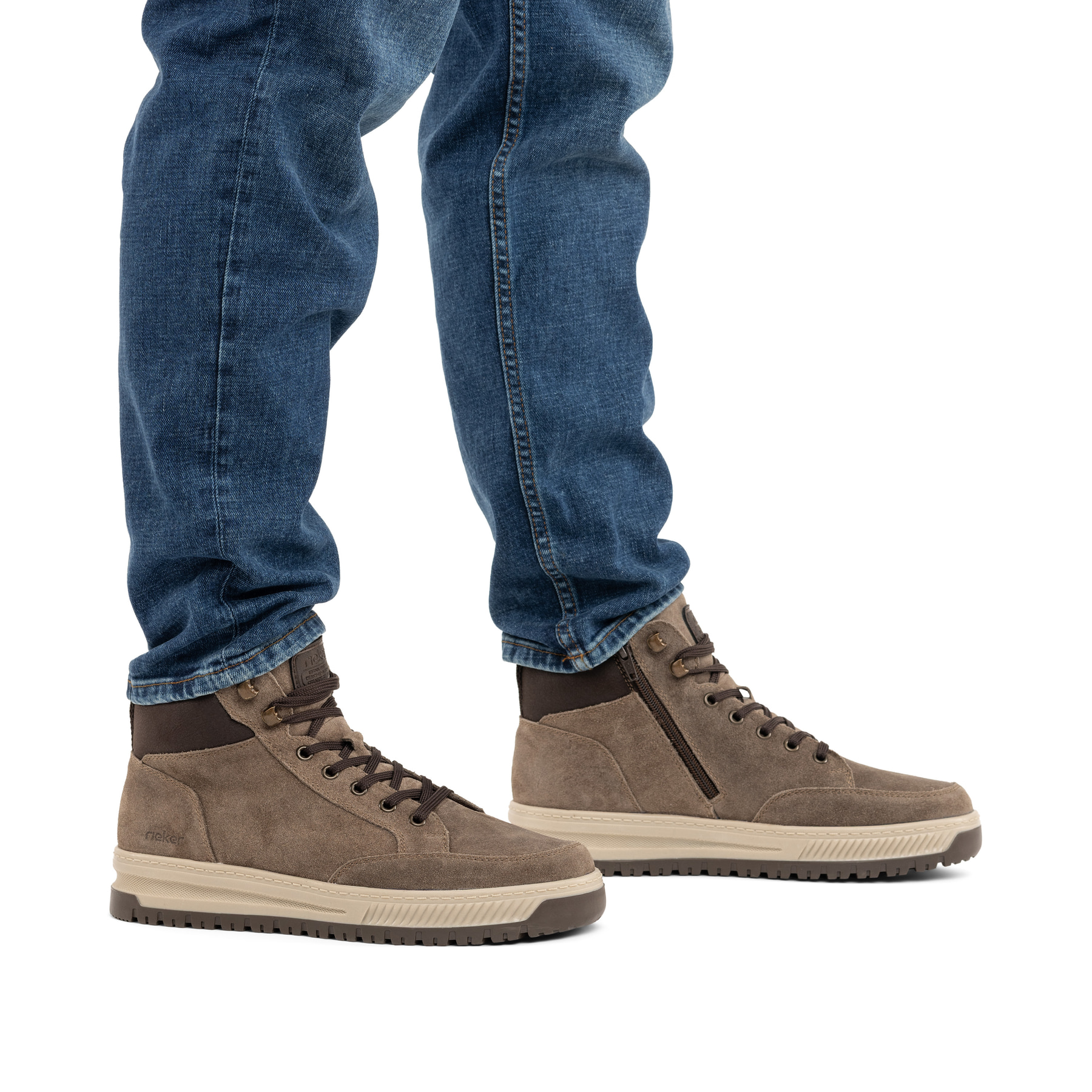 Graue Rieker Herren Schnürstiefel 38549-64 aus Rauleder mit einem Reißverschluss. Schuh am Fuß.